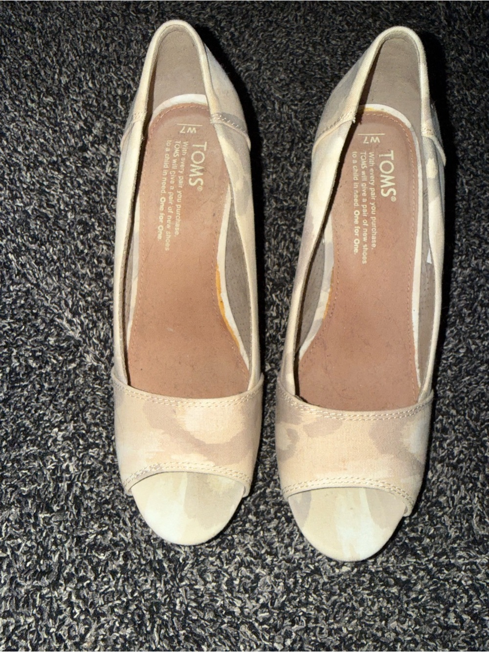 TOMS Women's Neutral Beige Camouflage Peep-Toe Flats